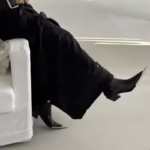 נעלי צ'לסי עם קצה מחודד לנשים מעצבים מותג יוקרה סתיו 2025 עקב עבה מתכת קישוט עקב גבוה צד רוכסן שחור נעלי קרסול